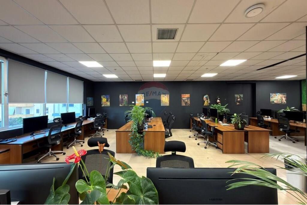 Zyre 230m2 per qira, Rruga e Kavajes!