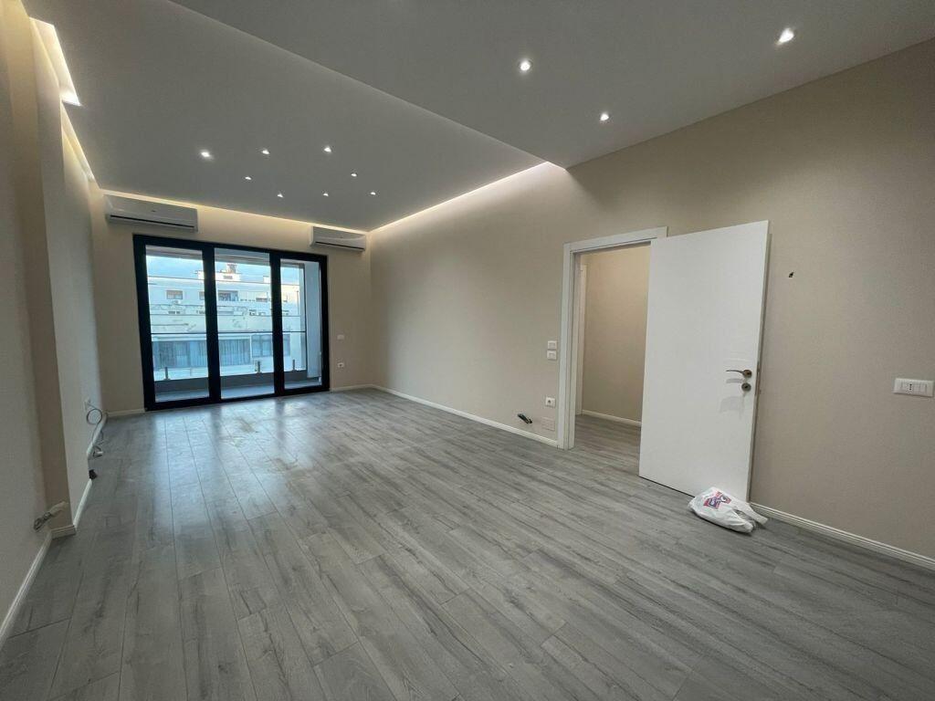 SHITET APARTAMENT 2+1+2 – KOMPLEKSI SQUARE 21 (ARLIS), RRUGA E KAVAJËS 📍