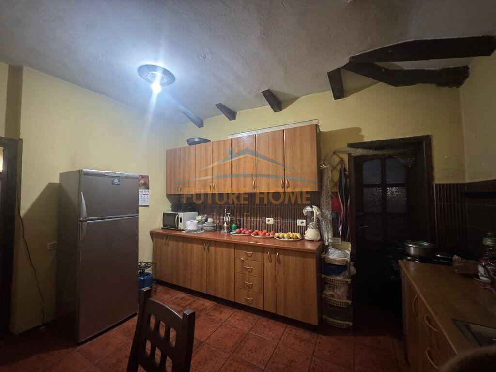 Shitet, Apartament 3+1+2, Rruga 4 Deshmorët, Tiranë. .