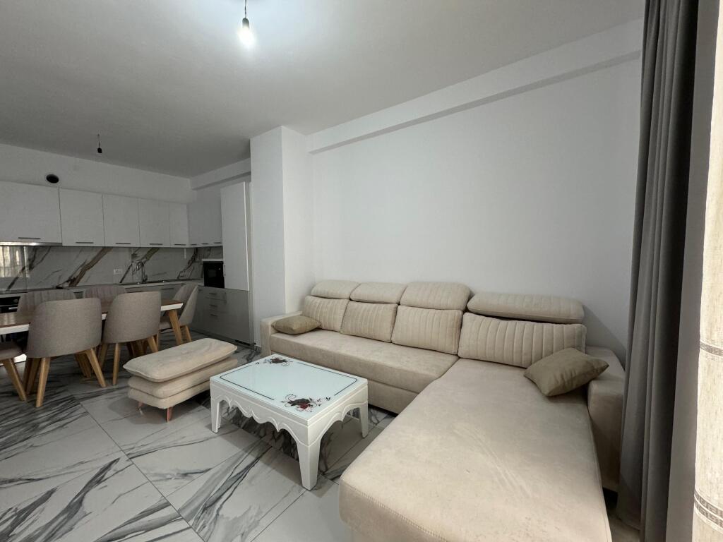 Affitto, Appartamento 2+1 Indirizzo: Complesso Grand Gallery, Yzberisht 2° piano, nuovo edificio con 4 ascensori Appena arredato Prezzo 50.000 lek nuovi