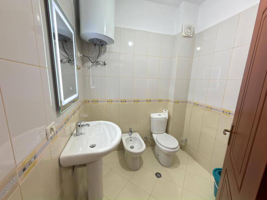 🏡 Appartamento 2+1+2 in affitto 📍 Fresk, Via Shefqet Kuka, vicino all'Istituto di Fisica Nucleare💶 Prezzo: 40.000 lek al mese