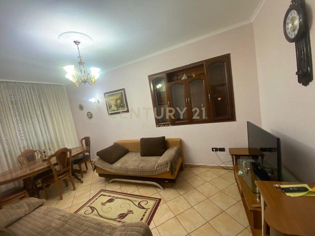 RRUGA E BARIKADAVE, JAPIM ME QIRA APARTAMENT 2+1