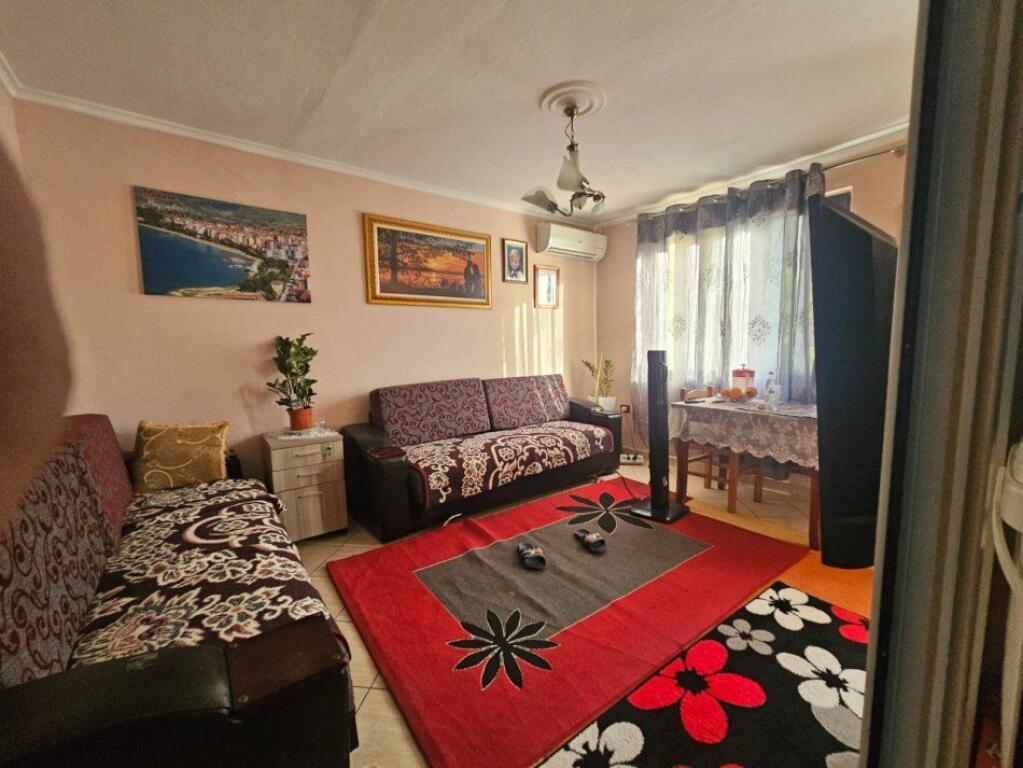 Shitet Apartament 1+1 – Përballë Shkollës “Bajram Curri”