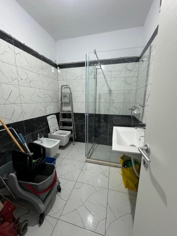 Affitto, Appartamento 2+1 Indirizzo: Complesso Grand Gallery, Yzberisht 2° piano, nuovo edificio con 4 ascensori Appena arredato Prezzo 50.000 lek nuovi