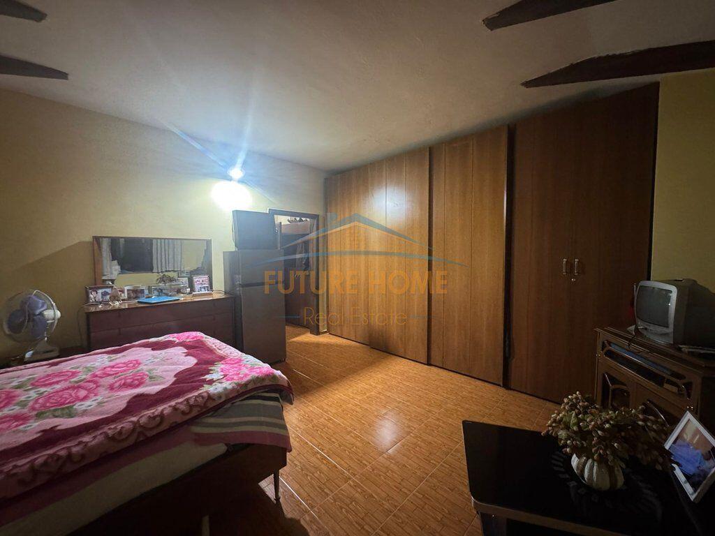 Shitet, Apartament 3+1+2, Rruga 4 Deshmorët, Tiranë. .