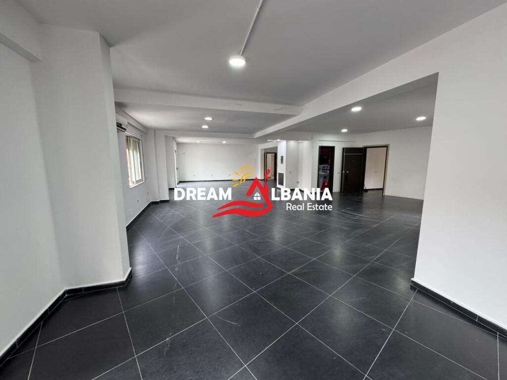 Locale in vendita a Don Bosko vicino alla Chiesa, a Tirana ID (4171615)