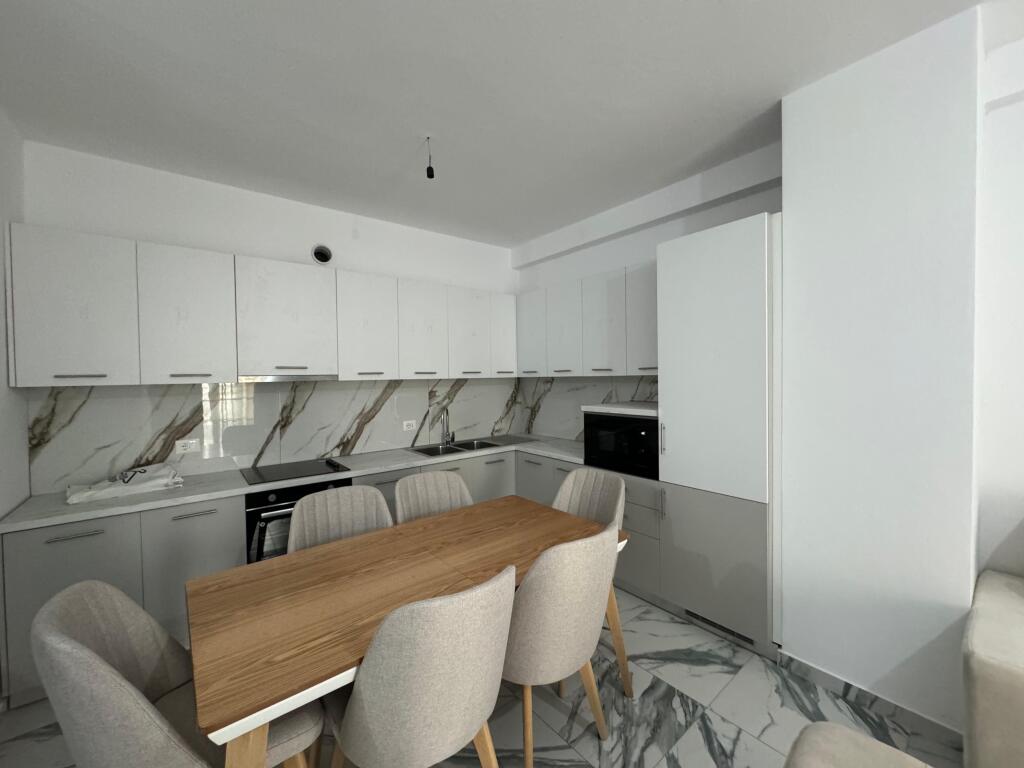 Affitto, Appartamento 2+1 Indirizzo: Complesso Grand Gallery, Yzberisht 2° piano, nuovo edificio con 4 ascensori Appena arredato Prezzo 50.000 lek nuovi