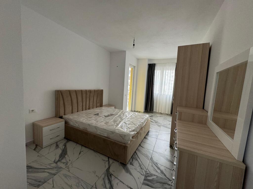 Affitto, Appartamento 2+1 Indirizzo: Complesso Grand Gallery, Yzberisht 2° piano, nuovo edificio con 4 ascensori Appena arredato Prezzo 50.000 lek nuovi