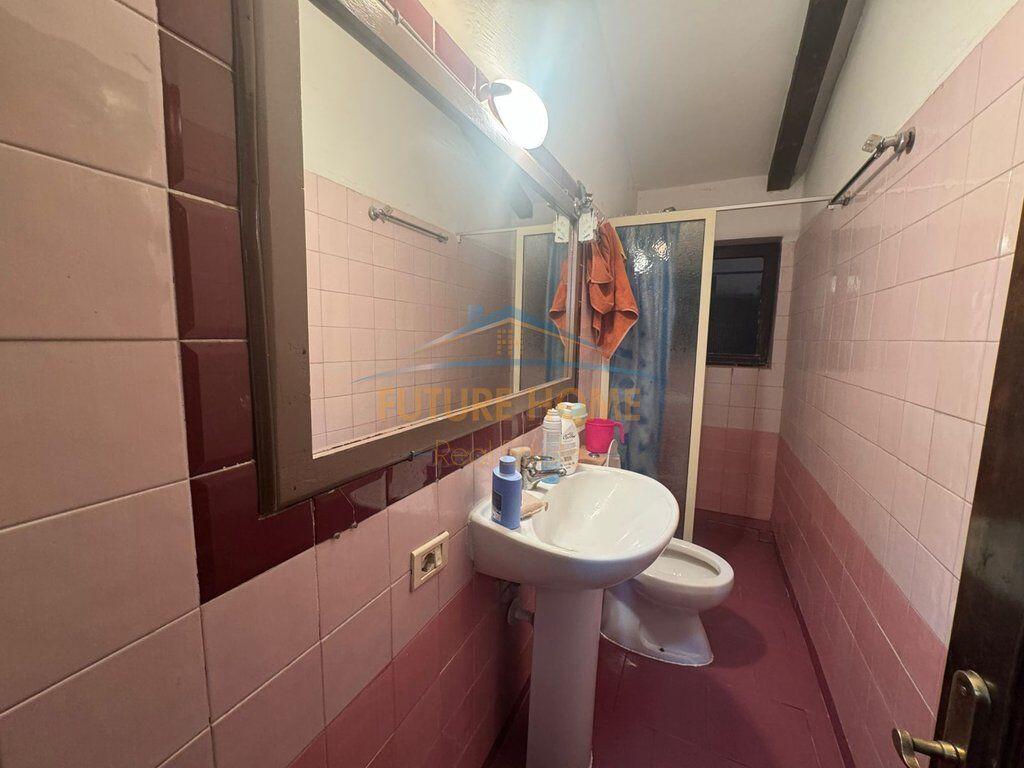Shitet, Apartament 3+1+2, Rruga 4 Deshmorët, Tiranë. .