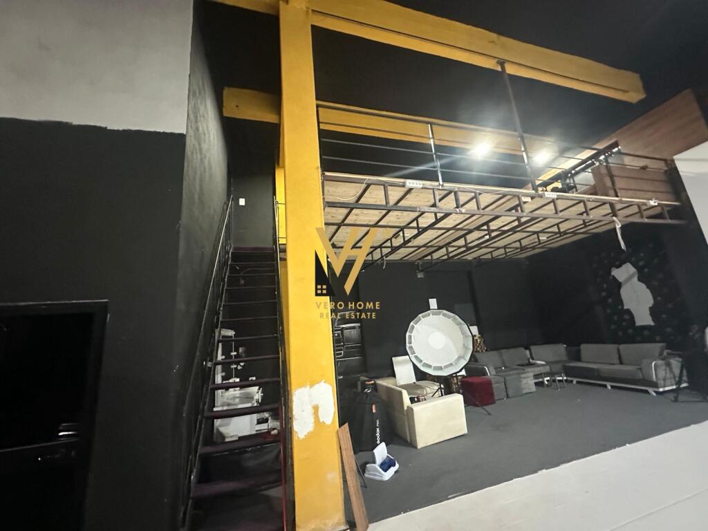 JEPET GODINE KOMERCIALE 300 M2 ME QERA TE 5 MAJI 3.000 EURO