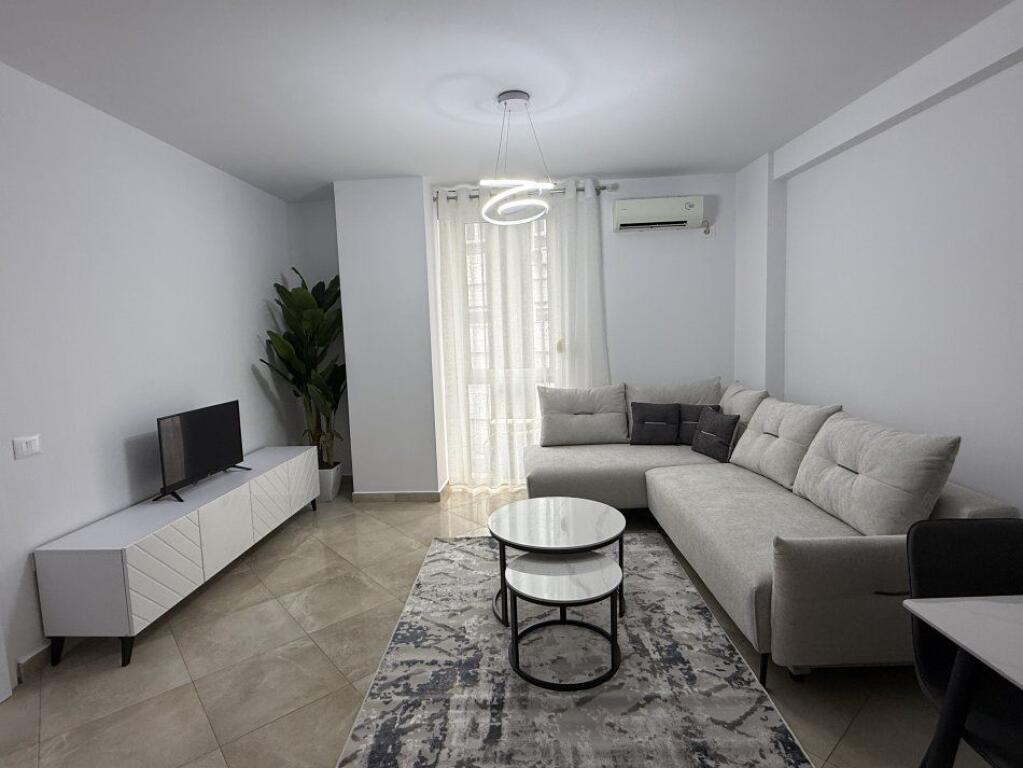 Jepet me qira 2+1 apartament tek Rruga e Barrikadavee!!!