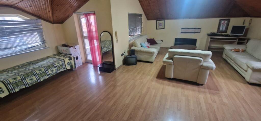 Villa su due piani in affitto a Brryli.
