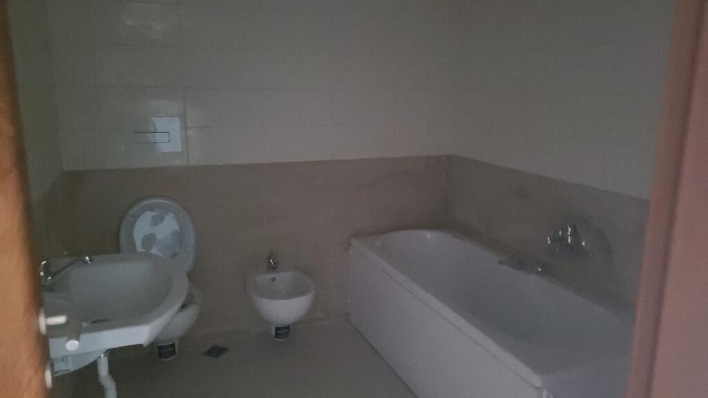 Locale commerciale in affitto 3+1+2 + 28 m2 veranda  (Sky towers)
