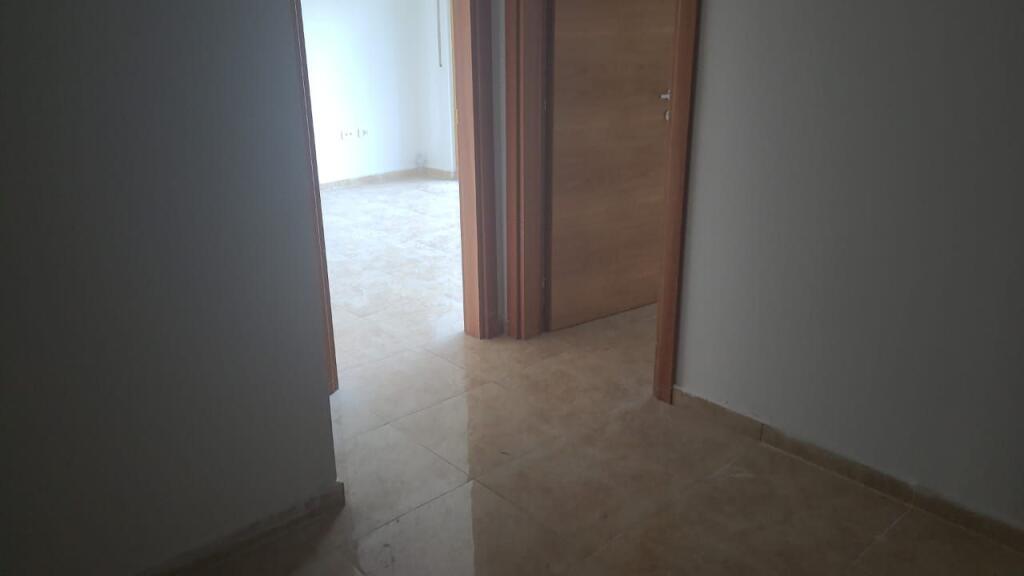 Locale commerciale in affitto 3+1+2 + 28 m2 veranda  (Sky towers)
