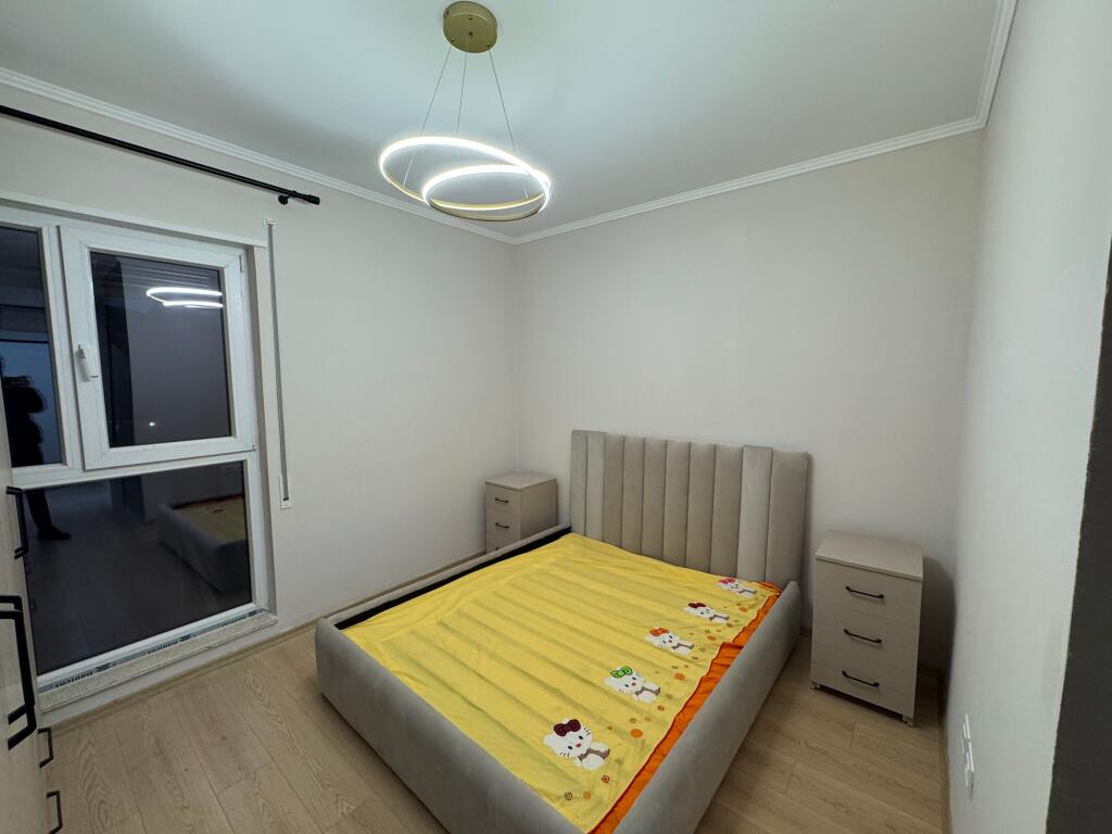 Shitet apartament 1+1 – Jordan Misja, pranë Universitetit Beder  📍 Zona: Jordan Misja, shumë pranë Universitetit Beder 🏢 Kati: 1 🏗️ Pallat i ri (2025) me ashensor 📐 Sipërfaqe: 60 m² 🛋️ Gjendja: Pjesërisht i mobiluar 💶 Çmimi: 155,000 €