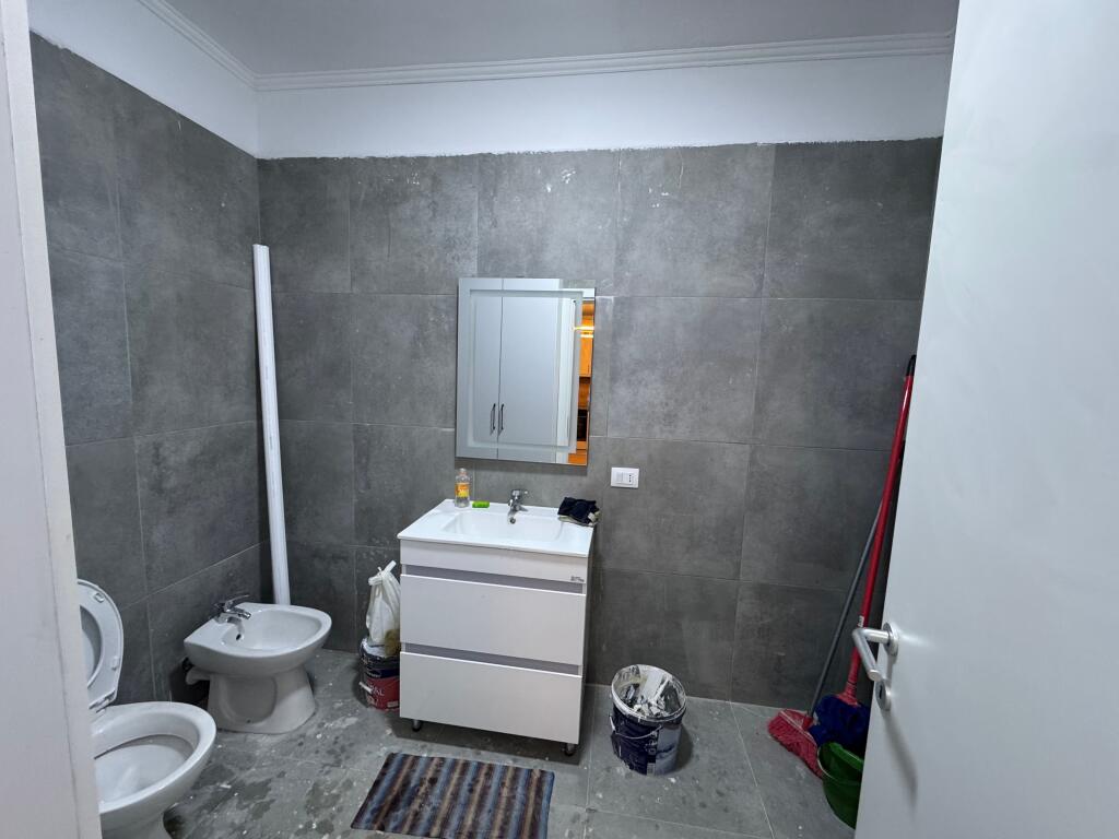 Shitet apartament 1+1 – Jordan Misja, pranë Universitetit Beder  📍 Zona: Jordan Misja, shumë pranë Universitetit Beder 🏢 Kati: 1 🏗️ Pallat i ri (2025) me ashensor 📐 Sipërfaqe: 60 m² 🛋️ Gjendja: Pjesërisht i mobiluar 💶 Çmimi: 155,000 €