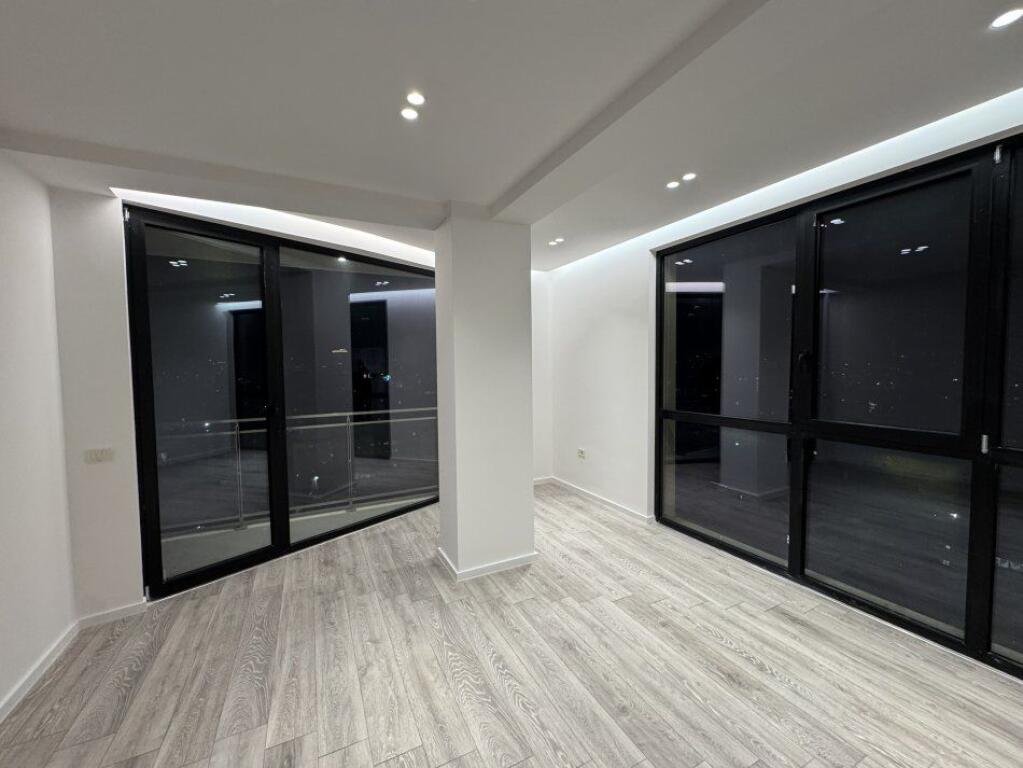 ZYRE ME QERA 200 M2 MINE PEZA 2100 EURO