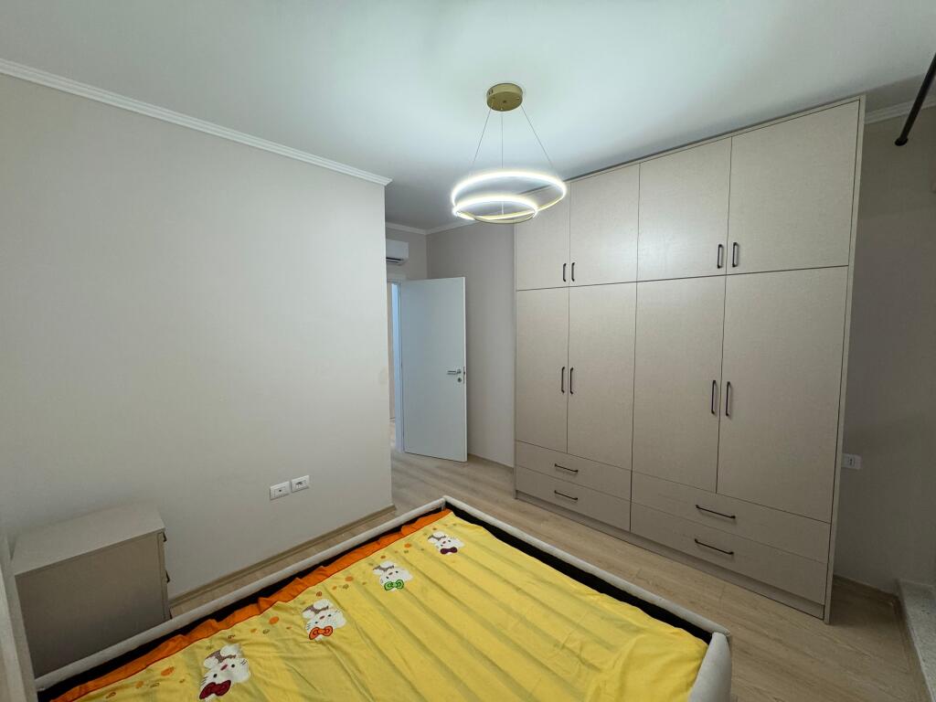 Shitet apartament 1+1 – Jordan Misja, pranë Universitetit Beder  📍 Zona: Jordan Misja, shumë pranë Universitetit Beder 🏢 Kati: 1 🏗️ Pallat i ri (2025) me ashensor 📐 Sipërfaqe: 60 m² 🛋️ Gjendja: Pjesërisht i mobiluar 💶 Çmimi: 155,000 €