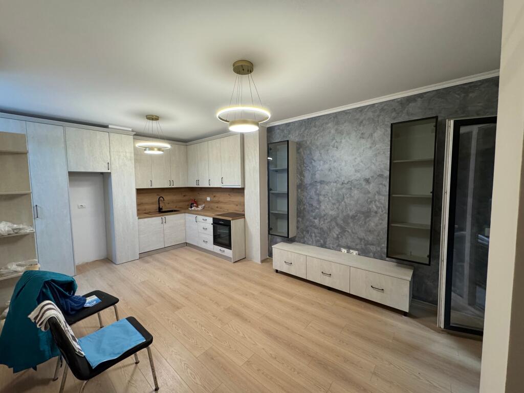 Shitet apartament 1+1 – Jordan Misja, pranë Universitetit Beder  📍 Zona: Jordan Misja, shumë pranë Universitetit Beder 🏢 Kati: 1 🏗️ Pallat i ri (2025) me ashensor 📐 Sipërfaqe: 60 m² 🛋️ Gjendja: Pjesërisht i mobiluar 💶 Çmimi: 155,000 €