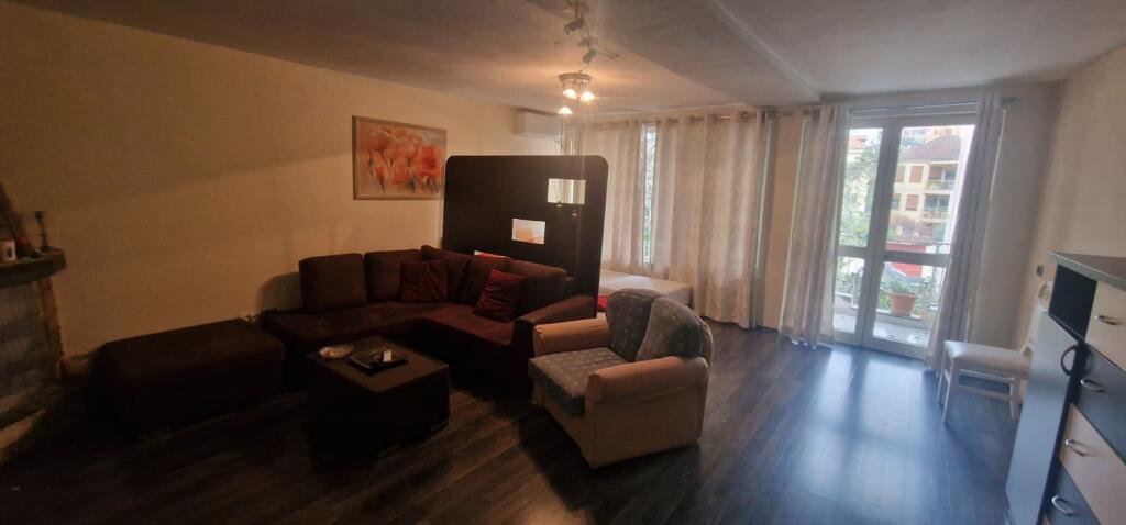 Villa su due piani in affitto a Brryli.