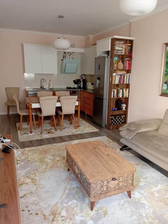 Shitet apartament 2+1 tek Vila L