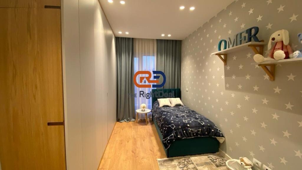 Tek Kompleksi Turdiu, Shitet Apartament Luksoz 3+1+2 Me Post Parkimi!!