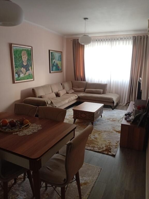 Shitet apartament 2+1 tek Vila L