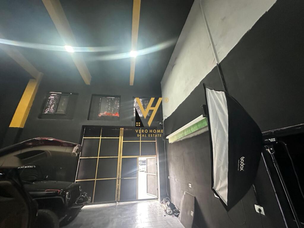 JEPET GODINE KOMERCIALE 300 M2 ME QERA TE 5 MAJI 3.000 EURO