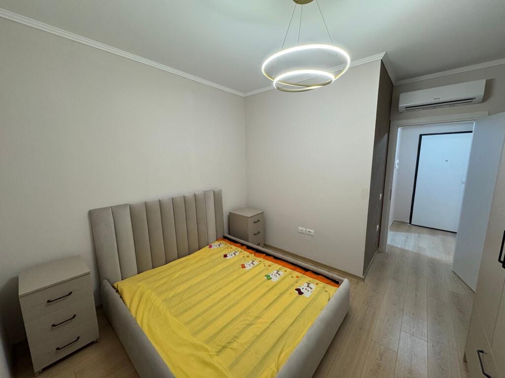 Shitet apartament 1+1 – Jordan Misja, pranë Universitetit Beder  📍 Zona: Jordan Misja, shumë pranë Universitetit Beder 🏢 Kati: 1 🏗️ Pallat i ri (2025) me ashensor 📐 Sipërfaqe: 60 m² 🛋️ Gjendja: Pjesërisht i mobiluar 💶 Çmimi: 155,000 €