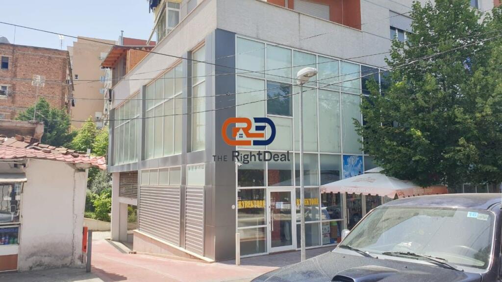 Vicino al Nuovo Maternità, Spazio Commerciale Adatto per Clinica Medica in Vendita