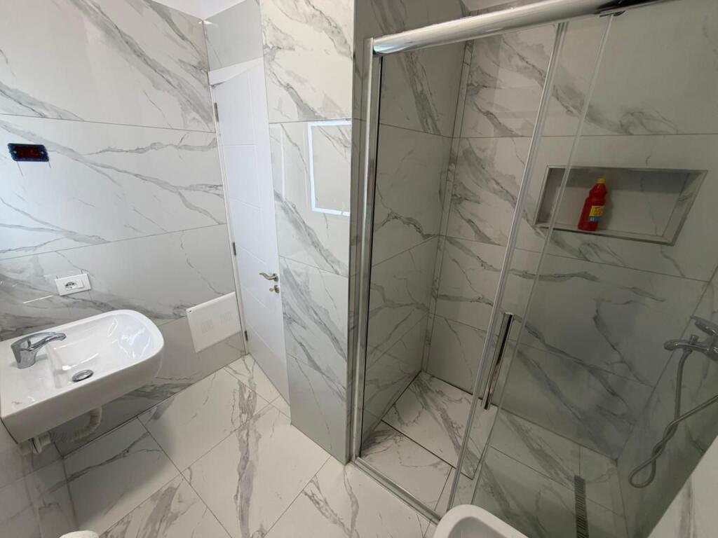 🏡 Appartamento 2+1+2 + parcheggio in affitto 📍 Via 5 Maji, Tirana