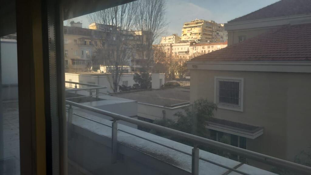 Locale commerciale in affitto 3+1+2 + 28 m2 veranda  (Sky towers)
