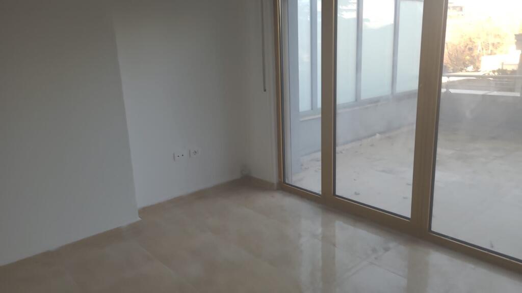 Locale commerciale in affitto 3+1+2 + 28 m2 veranda  (Sky towers)
