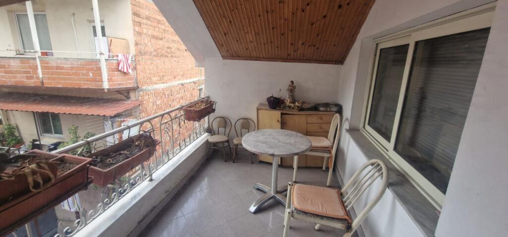 Villa su due piani in affitto a Brryli.