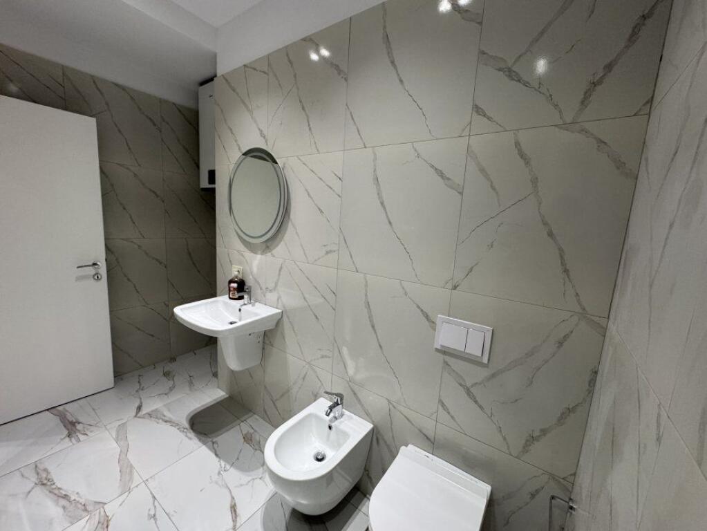 ZYRE ME QERA 200 M2 MINE PEZA 2100 EURO