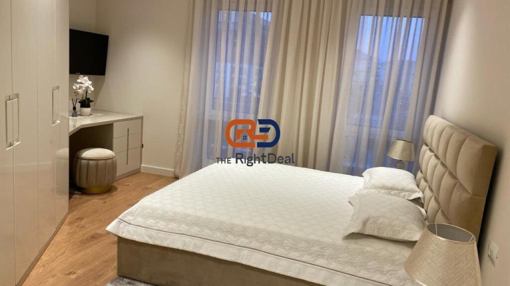 Tek Kompleksi Turdiu, Shitet Apartament Luksoz 3+1+2 Me Post Parkimi!!