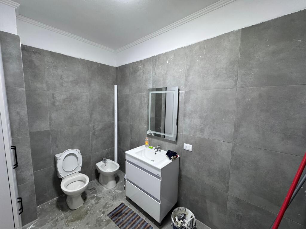 Shitet apartament 1+1 – Jordan Misja, pranë Universitetit Beder  📍 Zona: Jordan Misja, shumë pranë Universitetit Beder 🏢 Kati: 1 🏗️ Pallat i ri (2025) me ashensor 📐 Sipërfaqe: 60 m² 🛋️ Gjendja: Pjesërisht i mobiluar 💶 Çmimi: 155,000 €