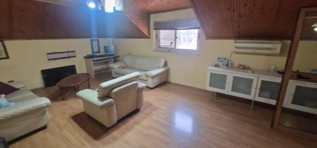 Villa su due piani in affitto a Brryli.
