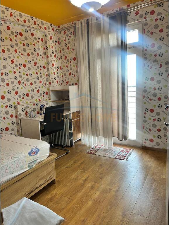 Shitet Apartament 2+1, Fresk