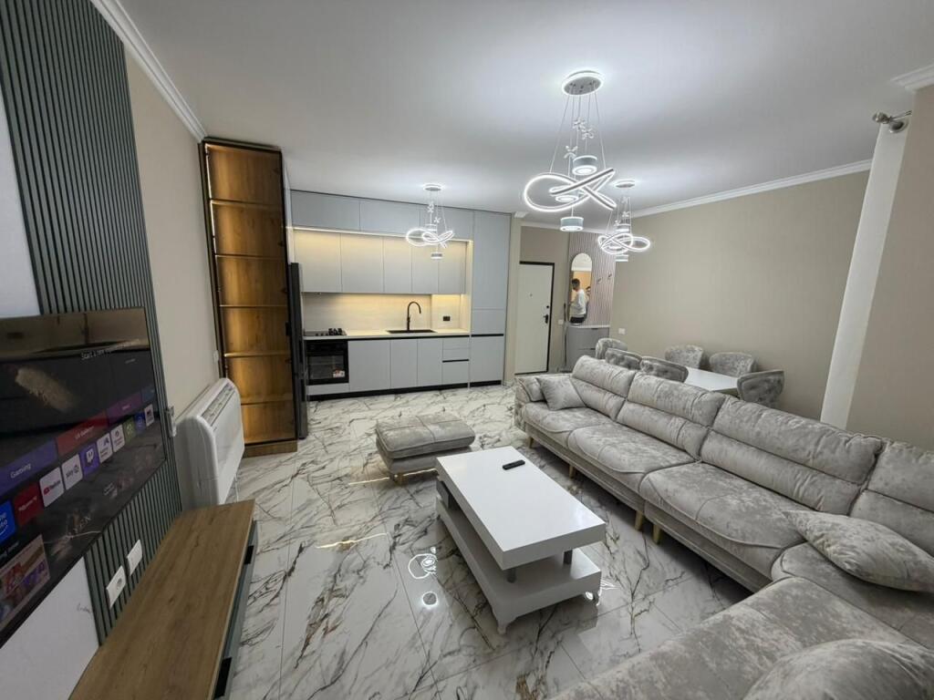 🏡 Appartamento 2+1+2 + parcheggio in affitto 📍 Via 5 Maji, Tirana
