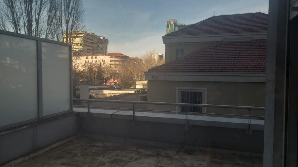 Locale commerciale in affitto 3+1+2 + 28 m2 veranda  (Sky towers)
