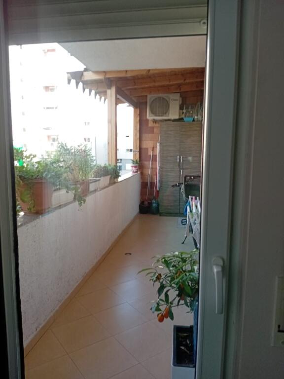 Shitet apartament 2+1 tek Vila L