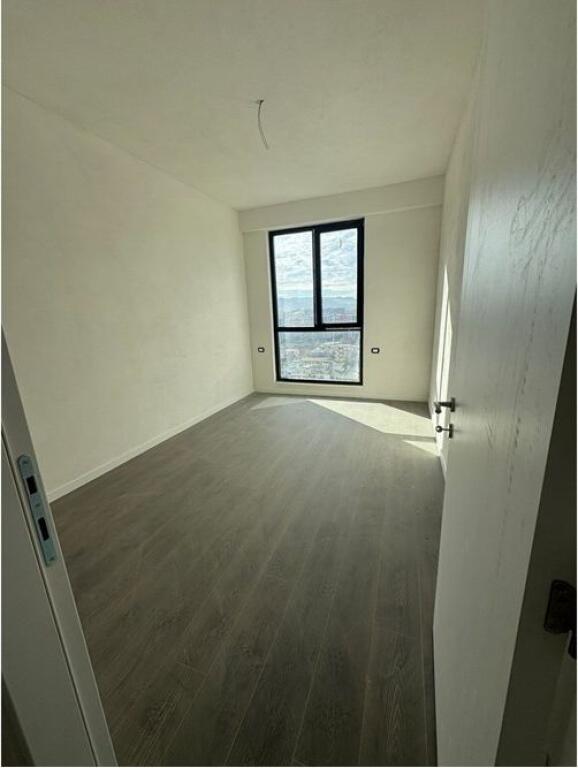 Shitet Apartament 3+1+2 Ish Fusha Aviacionit