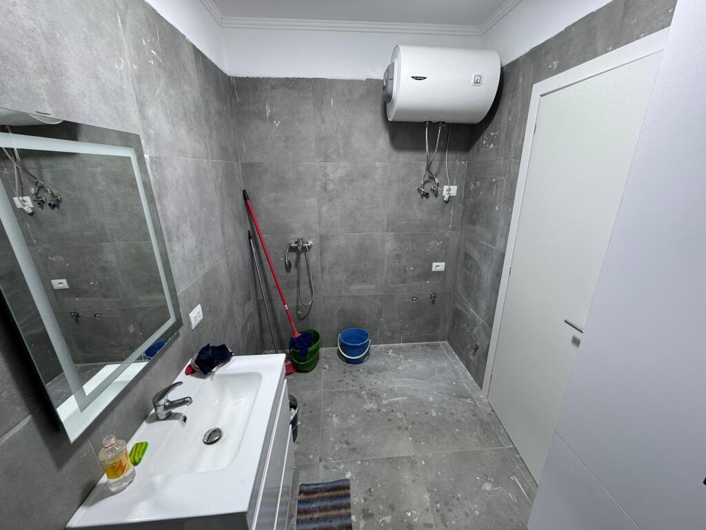 Shitet apartament 1+1 – Jordan Misja, pranë Universitetit Beder  📍 Zona: Jordan Misja, shumë pranë Universitetit Beder 🏢 Kati: 1 🏗️ Pallat i ri (2025) me ashensor 📐 Sipërfaqe: 60 m² 🛋️ Gjendja: Pjesërisht i mobiluar 💶 Çmimi: 155,000 €