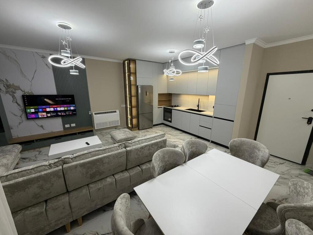 🏡 Appartamento 2+1+2 + parcheggio in affitto 📍 Via 5 Maji, Tirana