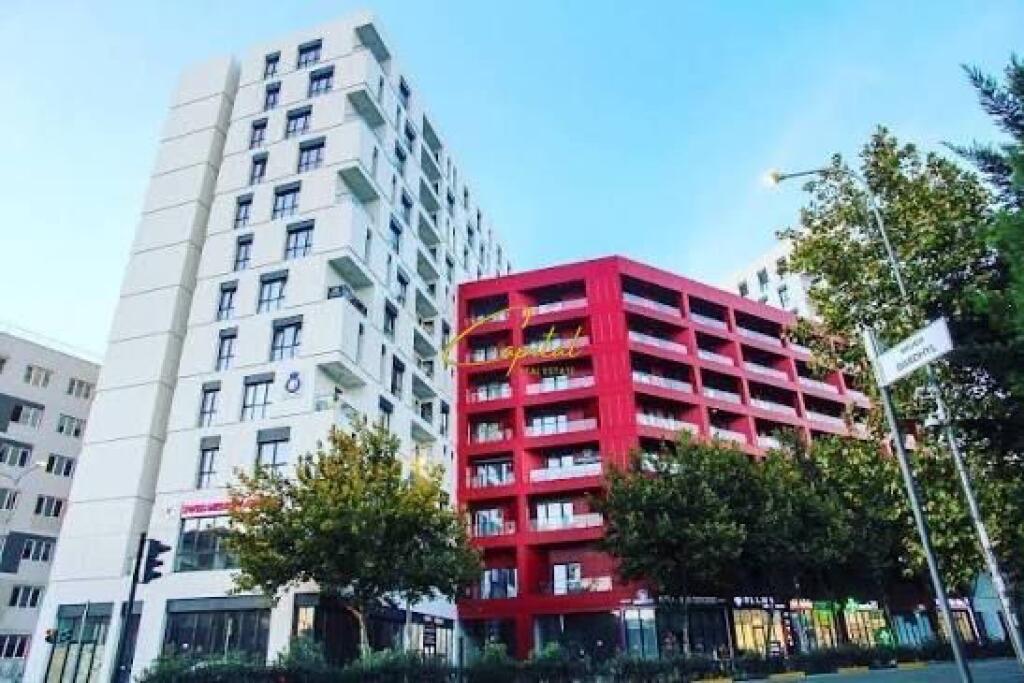 JEPEN 8 POSTE PARKIMI 130 M2 KOMPLEKSI FARMACIA 10 64.000 LEKE