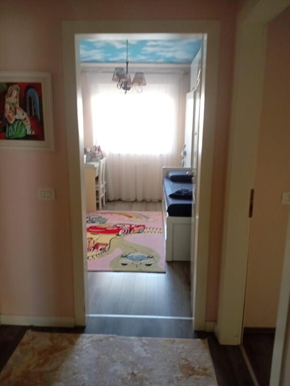 Shitet apartament 2+1 tek Vila L