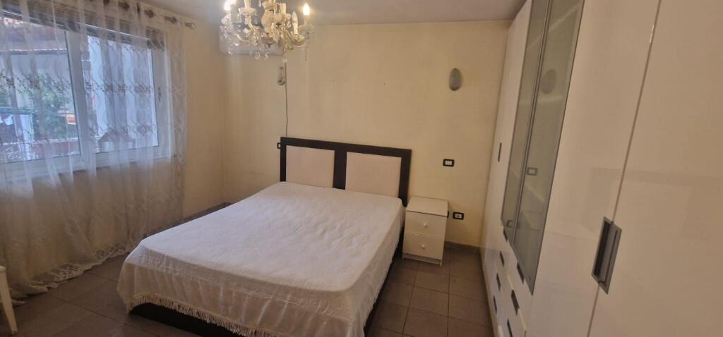 Villa su due piani in affitto a Brryli.