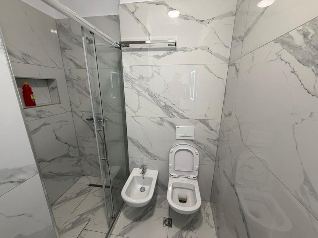 🏡 Appartamento 2+1+2 + parcheggio in affitto 📍 Via 5 Maji, Tirana