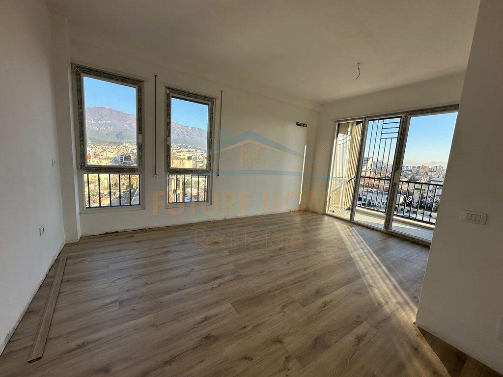 Shitet, Apartament 2+1+2, Rruga 5 Maji, Tiranë.